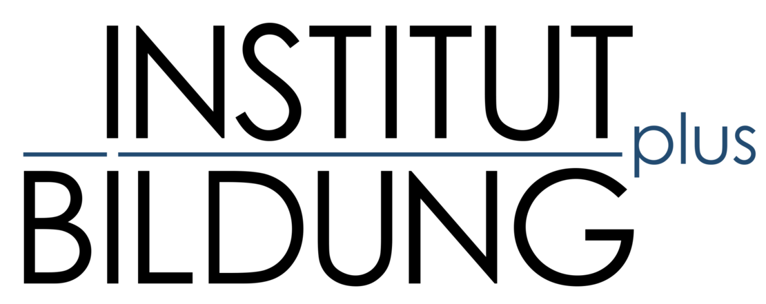 Logo mit großem schwarzem Schriftzug „INSTITUT BILDUNG“, getrennt durch eine horizontale blaue Linie. Das Wort „plus“ erscheint in kleinerer blauer Schrift oberhalb und rechts von der Linie. Weißer Hintergrund.